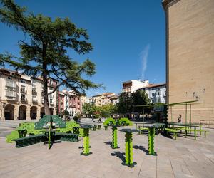 Sadzonki: wielofunkcyjne meble miejskie polskiej pracowni BudCud na głównym placu w hiszpańskim Logroño