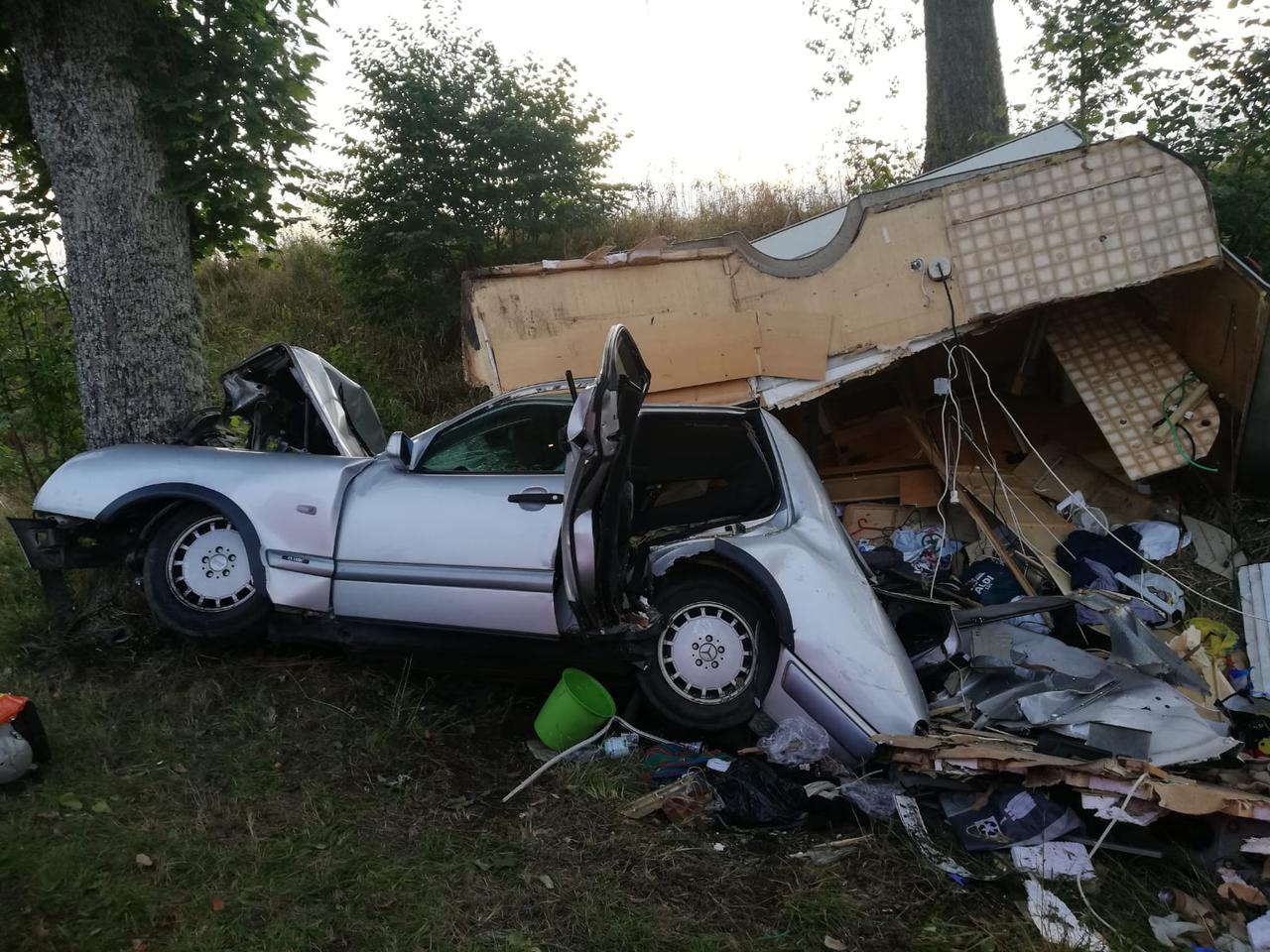  Tragiczny wypadek. Samochód z holowaną przyczepą kempingową wbił się w drzewo