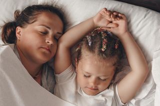 „Śpij, bo nie urośniesz”. Też słyszałaś to w dzieciństwie? Sporo w tym prawdy