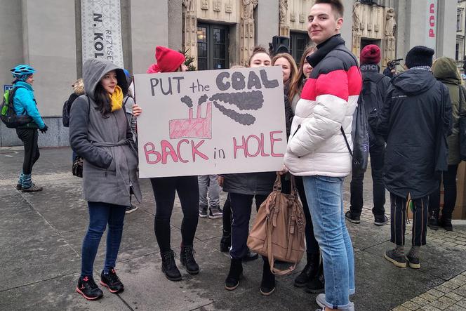 Setki młodych ludzi na ulicach Katowic! Protest klimatyczny na rynku [ZDJĘCIA]