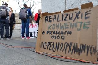 Manifestacja poparcia dla protestujących w Sejmie