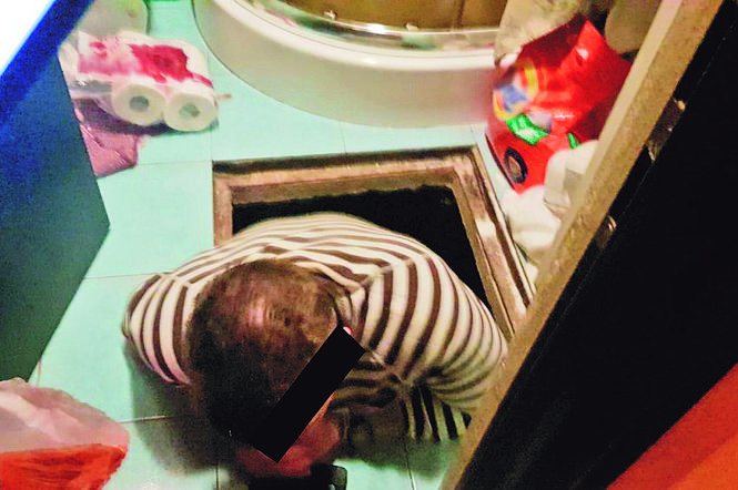 Przestępca ukrywał się pod podłogą