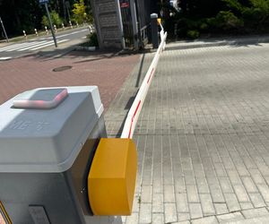 Auto wjechało w budynek sądu w Warszawie. Kierowca z impetem wyłamał szlaban i wjechał na zamknięty teren