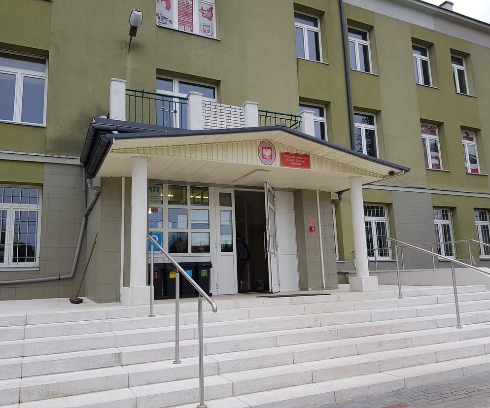 Skandal w V LO w Białymstoku. Nauczyciel molestował uczennice, dyrektor milczał. Są zarzuty dla obydwu