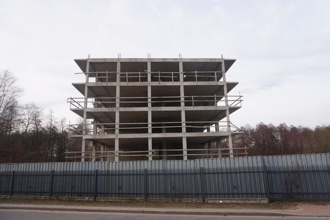 Porzucona betonowa konstrukcja na Leśnej Dolinie w Białymstoku