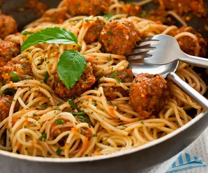 Jednogarnkowe spaghetti z klopsikami. Wszystkie składniki ugotujesz razem, nawet makaron