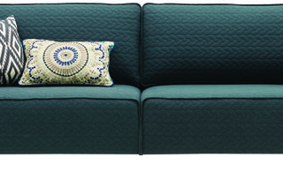 Szara sofa w stylu skandynawskim