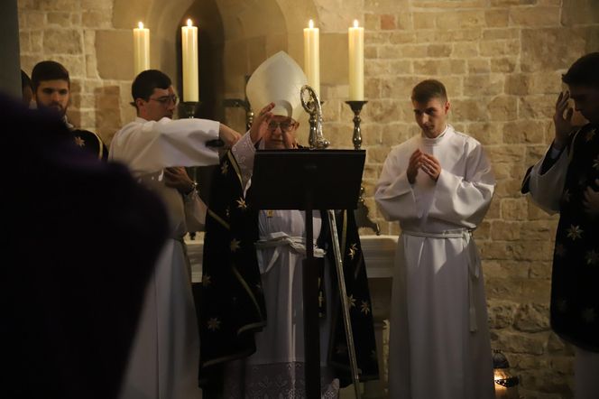 Kard. Dziwisz na Wawelu: Tylko Jezus może nas wyprowadzić z krainy ciemności