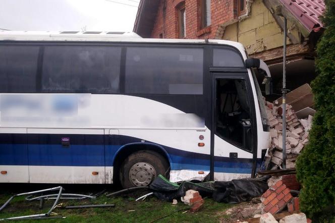 Koszmarny wypadek na DK 25 pod Bydgoszczą! Autobus wbił się w dom [ZDJĘCIA]