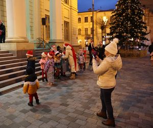 Boże Narodzenie 2024. Światełka oświetliły choinkę na pl. Łokietka w stolicy woj. lubelskiego! Tak się prezentuje