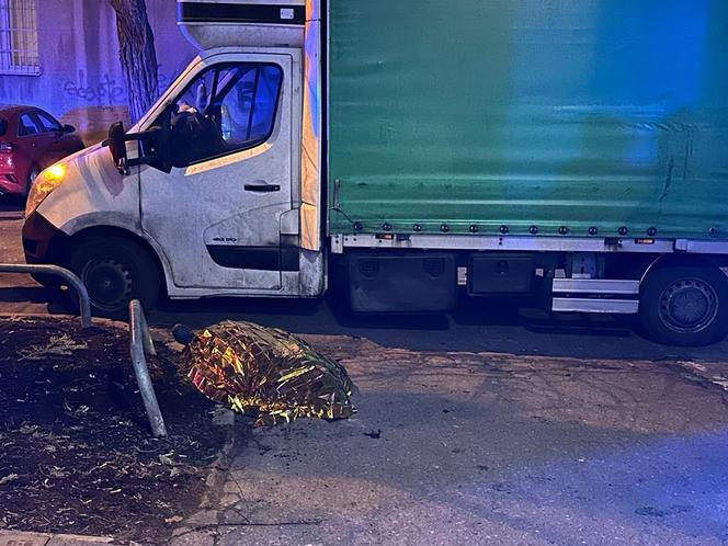Makabra na Mokotowie. Zwłoki 60-letniego mężczyzny leżały na środku chodnika  