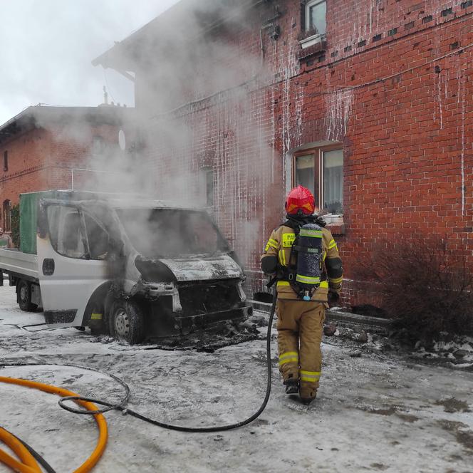 Auto spłonęło między budynkami mieszkalnymi w Braniewie