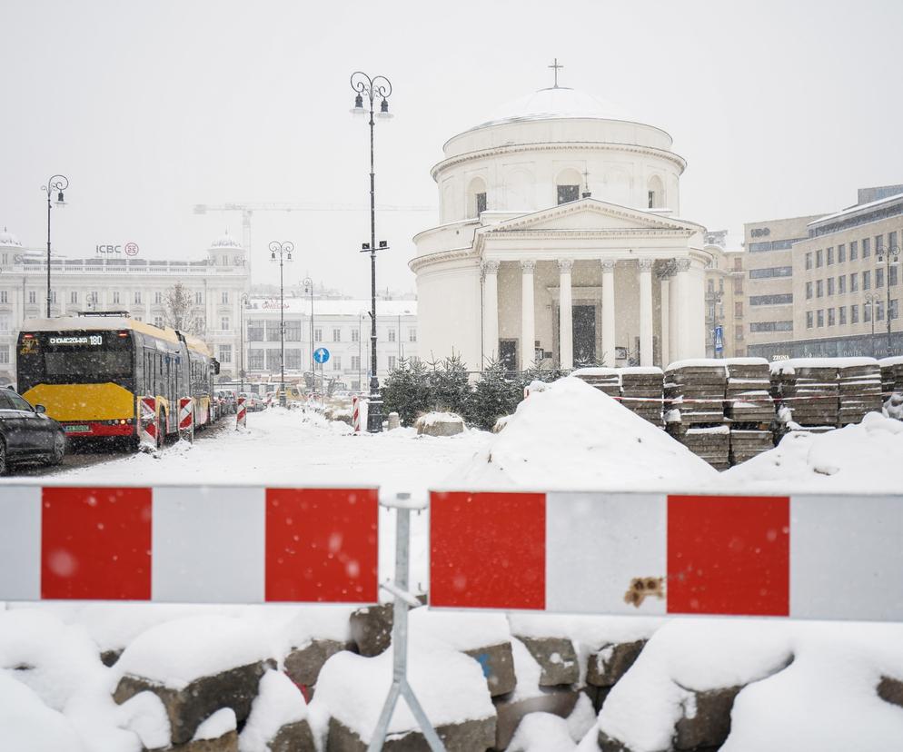 Plac Trzech Krzyży - przebudowę wstrzymał śnieg
