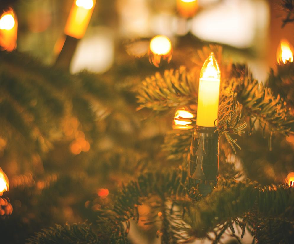 Wiesz jaką funkcję pełni dodatkowa żarówka w świątecznych lampkach? Będziesz zaskoczony!