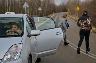 Beata napadnięta! Przystawią jej nóż do gardła.