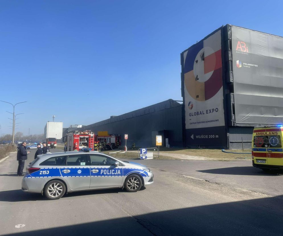 Pożar hali przy Modlińskiej 6D w Warszawie. Na miejscu pracują służby