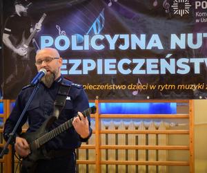 Ten policjant gra rocka i z jego pomocą chce uczyć dzieci przepisów ruchu drogowego