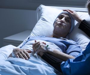 Strach przed morfiną podsycali nawet lekarze. Faktycznie dobija pacjentów?