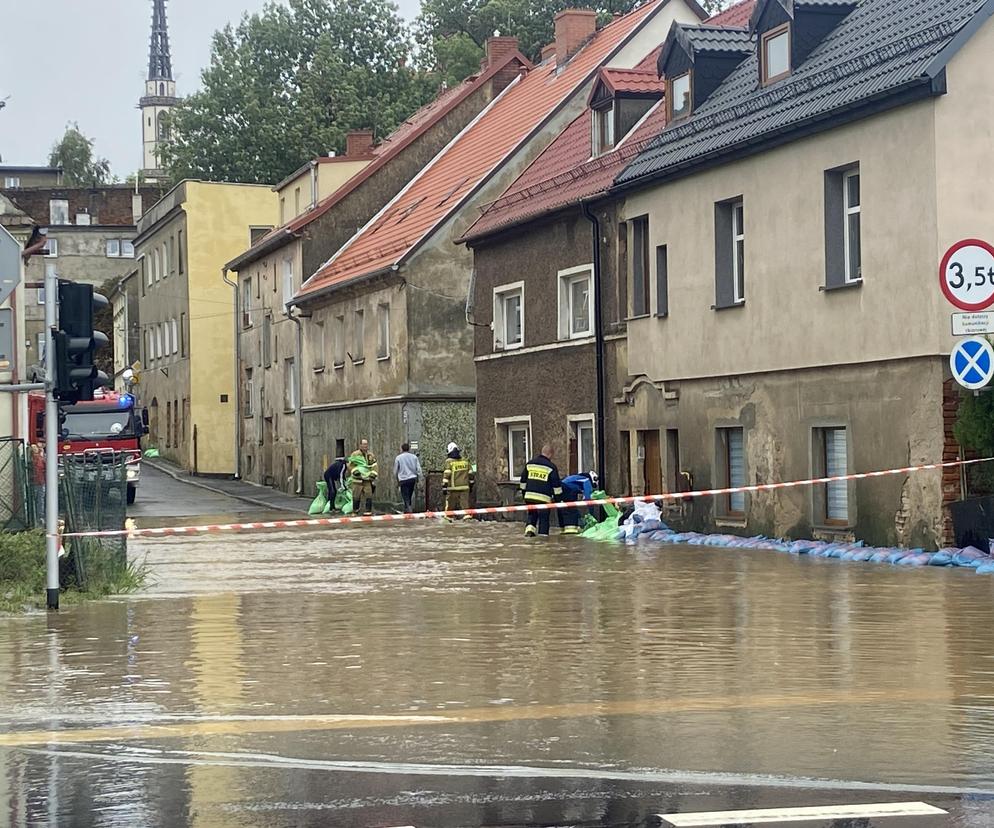 Od poniedziałku zawieszone zajęcia w 350 placówkach. Jest komunikat MEN