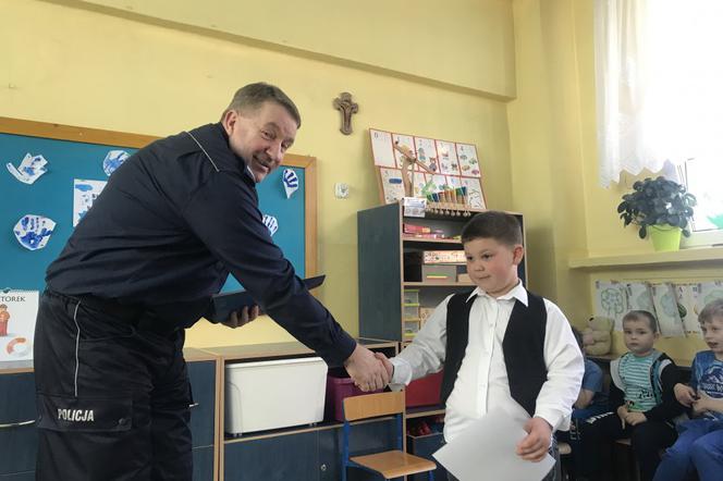 Policja nagrodziła 6-letniego bohatera! Maciek uratował 3-latka spadającego z parapetu. Opiekunowie byli pijani