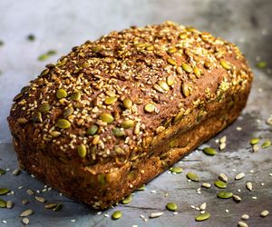 Ma chrupiącą skórkę i miękki środek. Ten chleb na suchym zakwasie jest pyszny, łatwy i zdrowy 