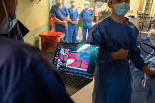 Sztuczna inteligencja przeprowadza operacje.