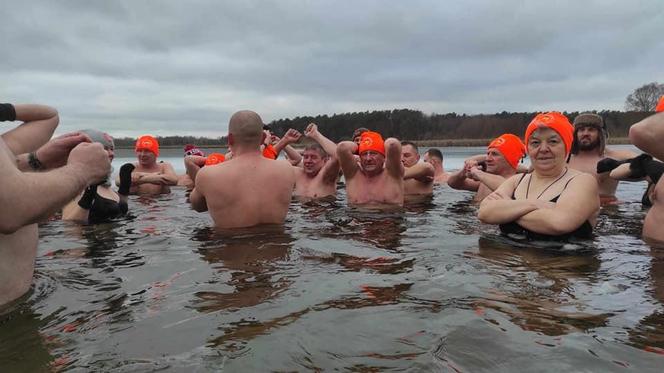 „Krasnostawskie Karpie” znów wskoczyły do zimnej wody! Zobacz, jak morsowali dla WOŚP