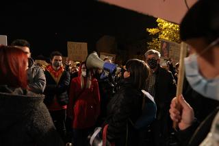 Strajk kobiet w Katowicach: Wyszedł do policji z kwiatami. Reakcja wzrusza!