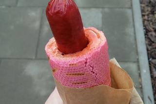 Różowy hot-dog w Żabce na Walentynki