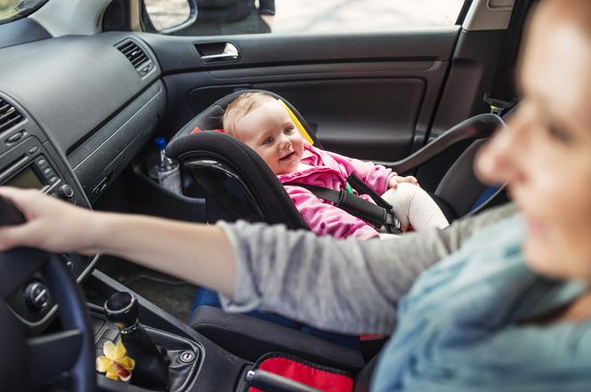 Czy wolno wozić dziecko w foteliku na przednim siedzeniu auta?