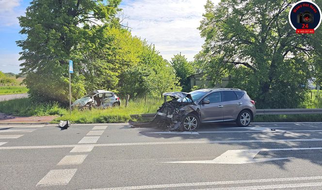 Peugeot i nissan roztrzaskane na drodze. Dramatyczny wypadek pod Sochaczewem 