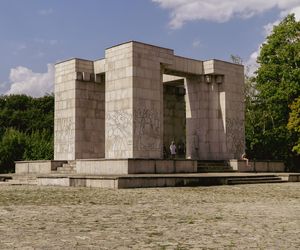 Epos, dolmeny i Święta Góra, czyli jak na wygasłym wulkanie powstał Pomnik Czynu Powstańczego