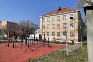 Zerwana elewacja w LXXVI Liceum Ogólnokształcącym w Warszawie