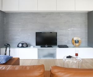 Ściana w salonie: malowanie, tapeta, sztukateria, beton, drewno