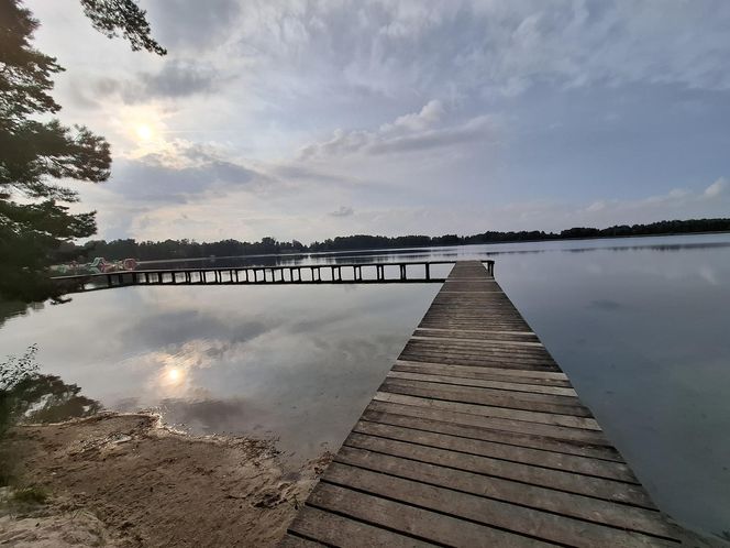 Spokojne wrześniowe popołudnie nad Jeziorem Bialskim w Białce