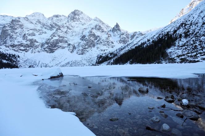 "Selekcja naturalna". Internauci bezlitośni dla ludzi, którzy wchodzą na  na Morskie Oko w czasie odwilży