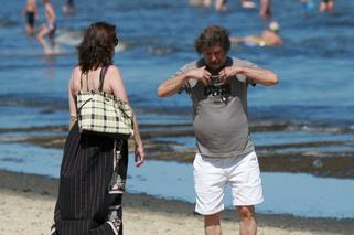  Jan Maria Tomaszewski z partnerką na spacerze brzegiem morza