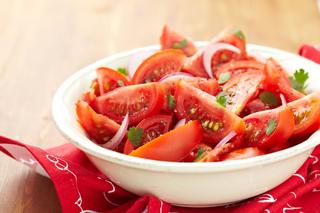 Libańska sałatka z pomidorów i natki pietruszki. Orientalna przyprawa doda jej głębi