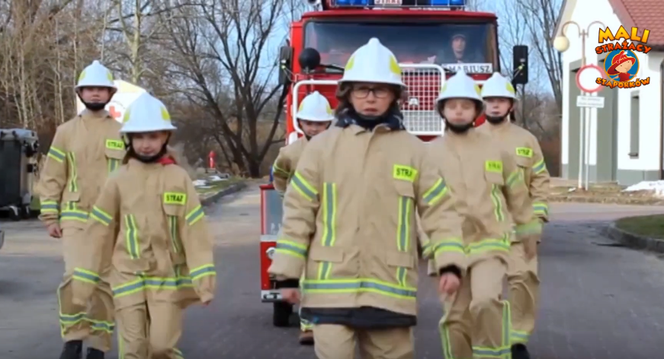 Młodzi strażacy ze Stąporkowa nagrali piosenkę o ciężarówce ze Starachowic [WIDEO]