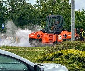 Robotnicy pracują w ulewę