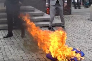 Grzegorz Braun w Katowicach podpalił flagę Unii Europejskiej
