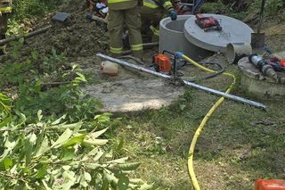 Mężczyzna przysypany w studni