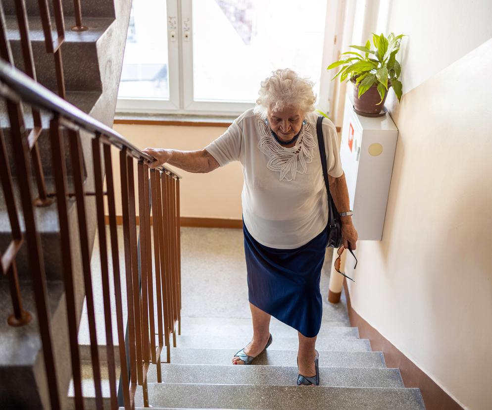 babcia wychodząca po schodach