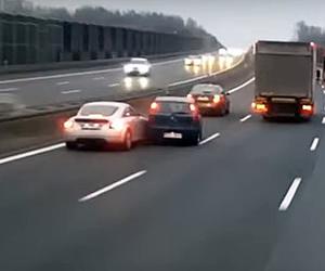 Dachowanie na autostradzie A4. Kobieta wymusiła pierwszeństwo