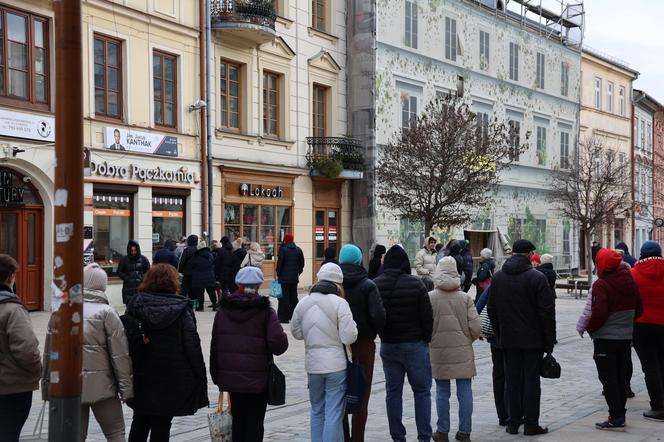 Tłusty Czwartek 2024 w Lublinie. Kolejki po pączki na Krakowskim Przedmieściu