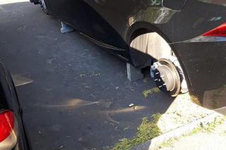 Ukradli koła, a auto ustawili na kostkach brukowych. Mieszkańcy Bielan: „To już plaga!