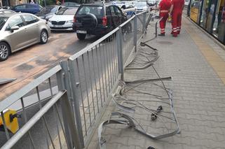 Pijany staranował barierki przy przystanku tramwajowym. O krok od tragedii w Warszawie