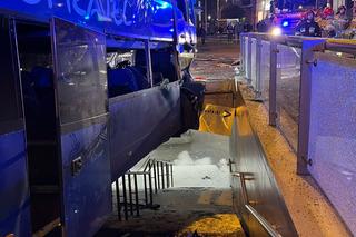 Autobus wjechał w przejście podziemne. Jedna osoba zginęła, trzy zostały ranne