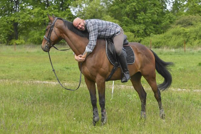 Tomasz Oświeciński filmową gwiazdą produkcji Vegi. Tak celebryta zmieniał się przez lata