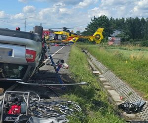Wypadek w Chełmie Śląskim. Kierowca wjechał pod ciężarówkę